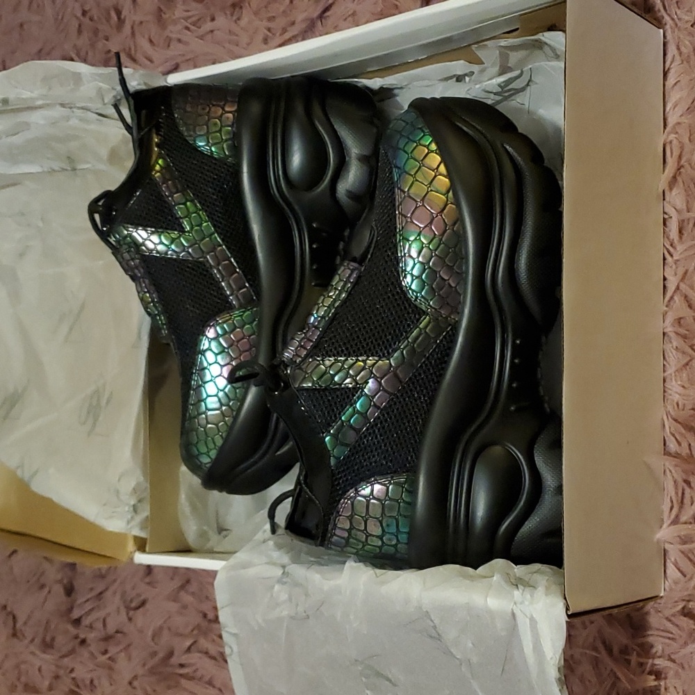 YRU matrix sneakers